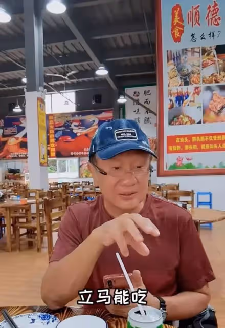 70歲郭鋒近照曝光，喪妻4年終走出陰霾內地複出拍戲，大排檔吃飯笑容滿面，網友：演戲真的好！