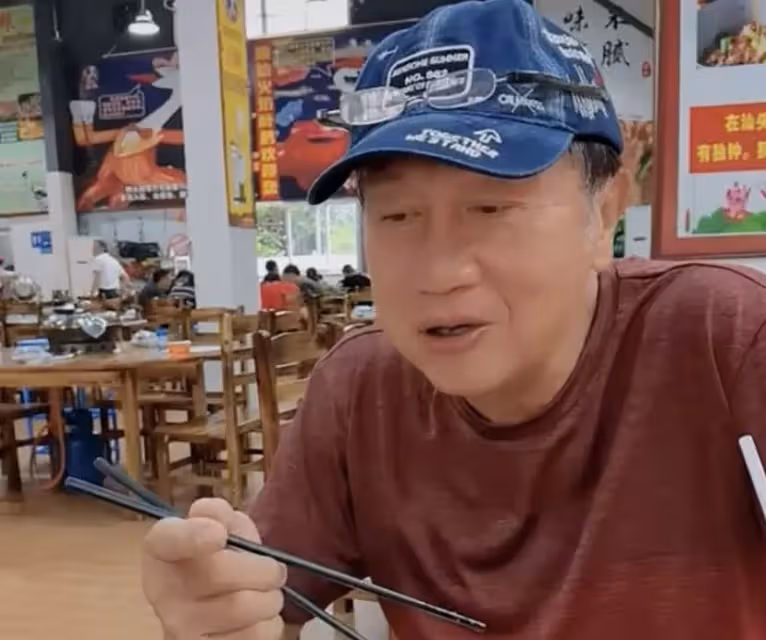 70歲郭鋒近照曝光，喪妻4年終走出陰霾內地複出拍戲，大排檔吃飯笑容滿面，網友：演戲真的好！