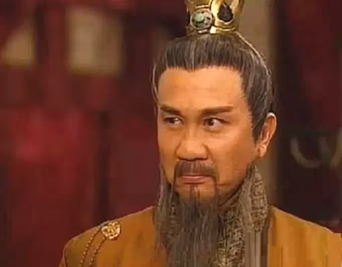 70歲郭鋒近照曝光，喪妻4年終走出陰霾內地複出拍戲，大排檔吃飯笑容滿面，網友：演戲真的好！