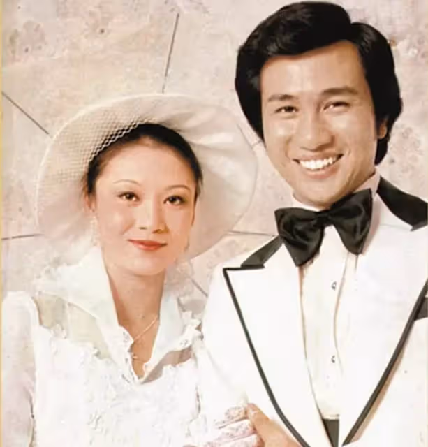 70歲郭鋒近照曝光,喪妻4年終走出陰霾內地複出拍戲,大排檔吃飯笑容滿面,網友:演戲真的好!
