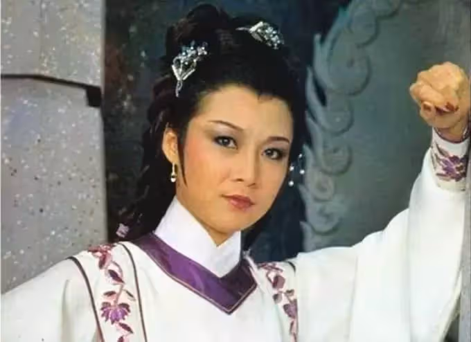 70歲郭鋒近照曝光,喪妻4年終走出陰霾內地複出拍戲,大排檔吃飯笑容滿面,網友:演戲真的好!