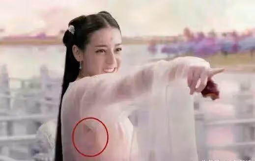 最尷尬的穿幫：楊冪的身材超好，古力娜紮很尷尬