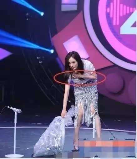 最尷尬的穿幫：楊冪的身材超好，古力娜紮很尷尬