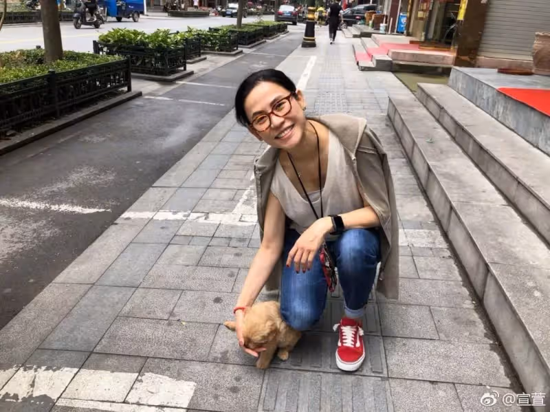 宣萱素顏照曝光，52歲膚色暗沉但皮不松很緊，很自然的漂亮，網友：自然美才是真的美