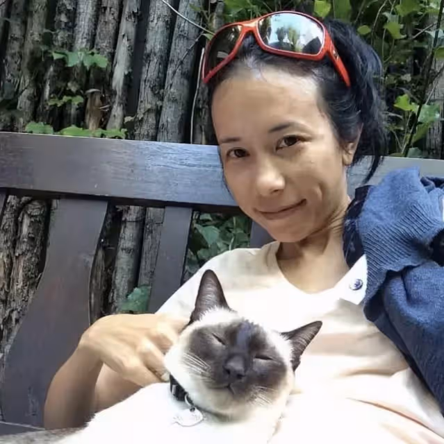 50歲莫文蔚超大膽，僅穿泳褲「全開放上半身跳海」勇氣驚人　牛奶肌光滑美背「比3000萬長腿」還吸睛