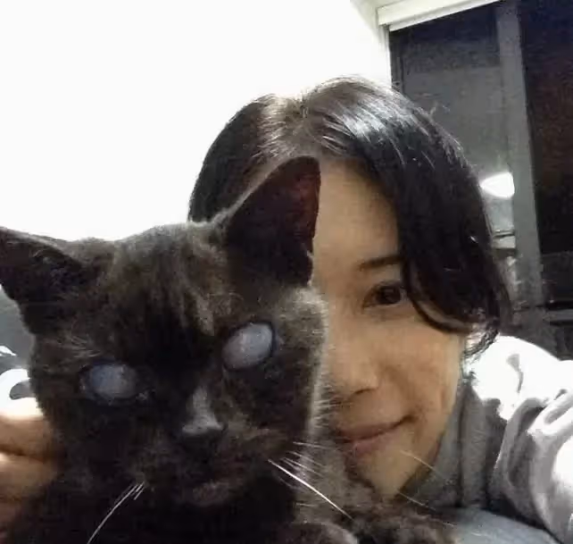 50歲莫文蔚超大膽，僅穿泳褲「全開放上半身跳海」勇氣驚人　牛奶肌光滑美背「比3000萬長腿」還吸睛