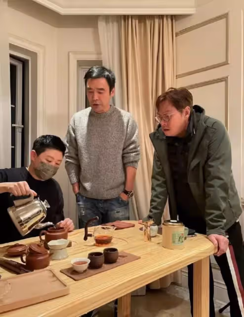 鐘鎮濤梁家輝聚會,意外曝光上海豪宅內景,掛滿名貴字畫裝修豪華,壁櫥全是大理石,財力十分雄厚