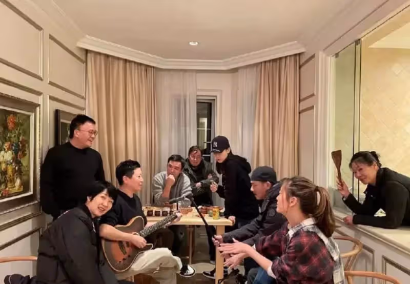 鐘鎮濤梁家輝聚會,意外曝光上海豪宅內景,掛滿名貴字畫裝修豪華,壁櫥全是大理石,財力十分雄厚