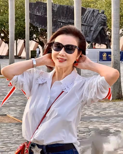 謝玲玲老了不包裝也漂亮,65歲穿白襯衫牛仔褲顯年輕,而且氣質高貴!