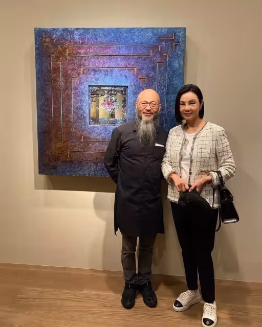 謝玲玲老了不包裝也漂亮,65歲穿白襯衫牛仔褲顯年輕,而且氣質高貴!