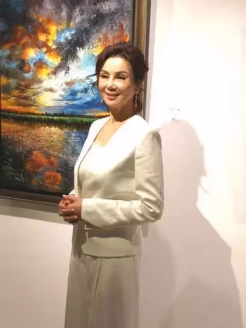 謝玲玲老了不包裝也漂亮,65歲穿白襯衫牛仔褲顯年輕,而且氣質高貴!