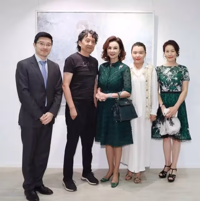 謝玲玲老了不包裝也漂亮,65歲穿白襯衫牛仔褲顯年輕,而且氣質高貴!