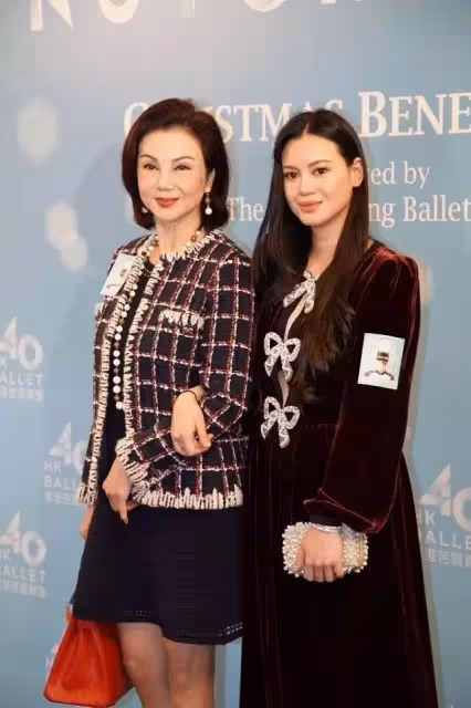 謝玲玲老了不包裝也漂亮,65歲穿白襯衫牛仔褲顯年輕,而且氣質高貴!
