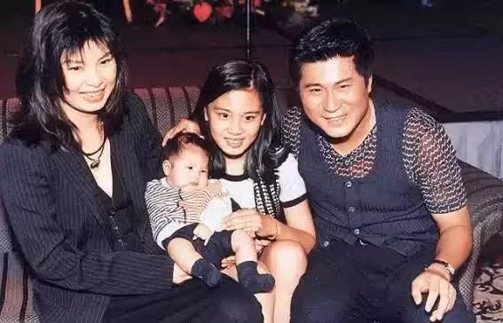胡瓜失婚20年,內幕首曝光,是當年妻子主動放他走「不當愛人是家人」2人20年情誼惹哭網:最佳前妻