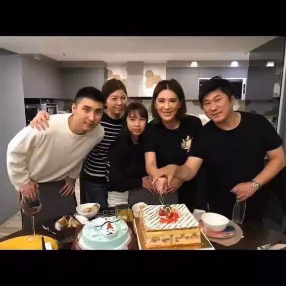 胡瓜失婚20年,內幕首曝光,是當年妻子主動放他走「不當愛人是家人」2人20年情誼惹哭網:最佳前妻