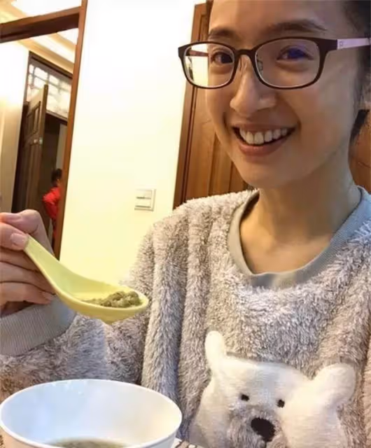 曬曬林依晨的家,室內裝修很普通,簡單大氣生活氣息十足,網友:完全不像是明星住的