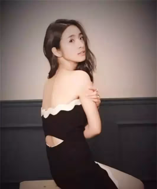 曬曬林依晨的家,室內裝修很普通,簡單大氣生活氣息十足,網友:完全不像是明星住的