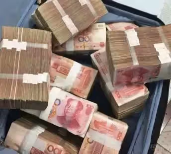 老人去世，百萬遺產不知去向，子女一查，錢全部給了一個陌生人