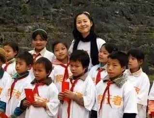 老人去世，百萬遺產不知去向，子女一查，錢全部給了一個陌生人