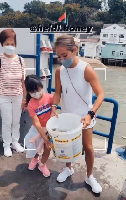 洗米華被捕後妻子改吃素，攜女參與放生遭質疑，仍穿奢牌生活優越