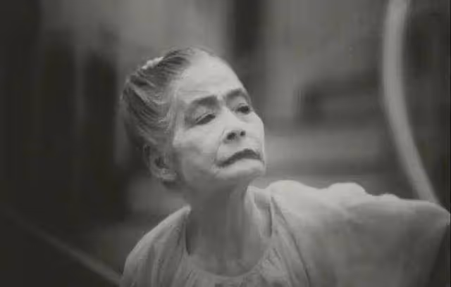 站街60年的她滿頭白髮，74歲為何依舊堅持拉客，背後故事悽慘動人