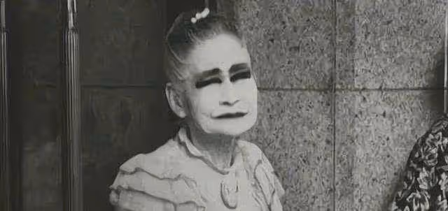 站街60年的她滿頭白髮,74歲為何依舊堅持拉客,背後故事悽慘動人
