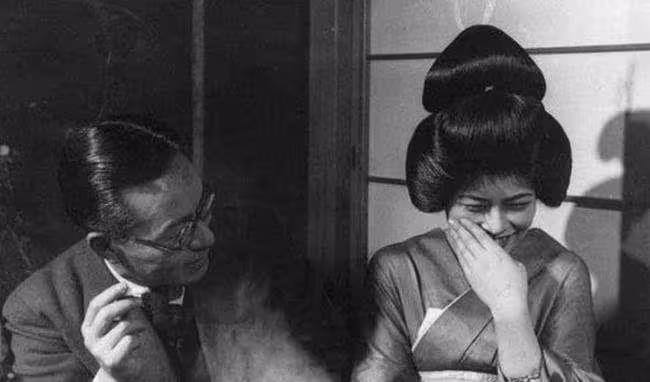 站街60年的她滿頭白髮,74歲為何依舊堅持拉客,背後故事悽慘動人