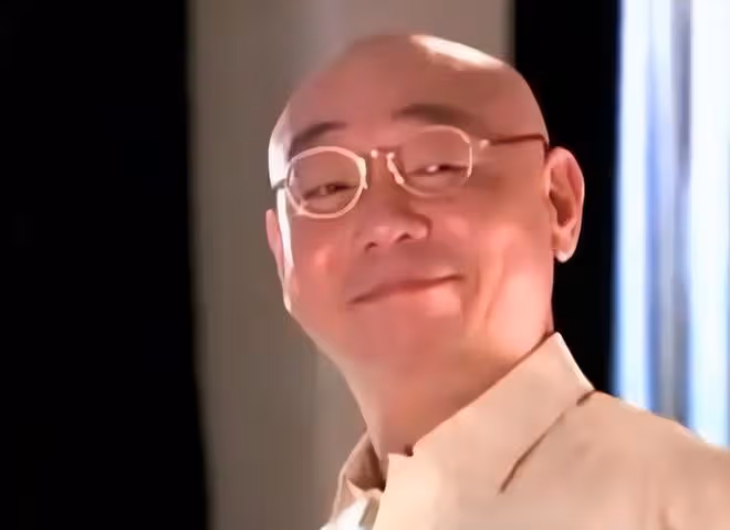 顧寶明追思會眾星現身送別,劉德華送花拍視頻悼念,感念對方的好