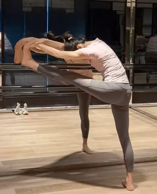凍齡女神！50歲黎姿素顏依舊在線，穿緊身衣曬拉伸照，腰細腿長皮膚緊致，網友：保養的真好