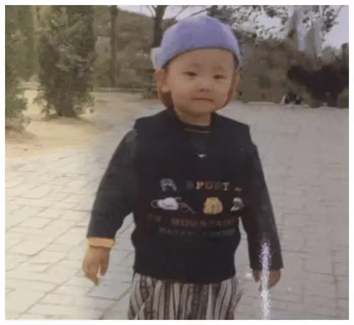 鄧倫童年照被瘋傳，他媽媽年輕時候的模樣，顏值不輸任何一位女星