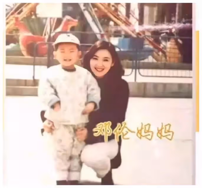 鄧倫童年照被瘋傳，他媽媽年輕時候的模樣，顏值不輸任何一位女星