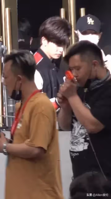 任嘉倫《暮色心約》賽車手造型飯拍路透