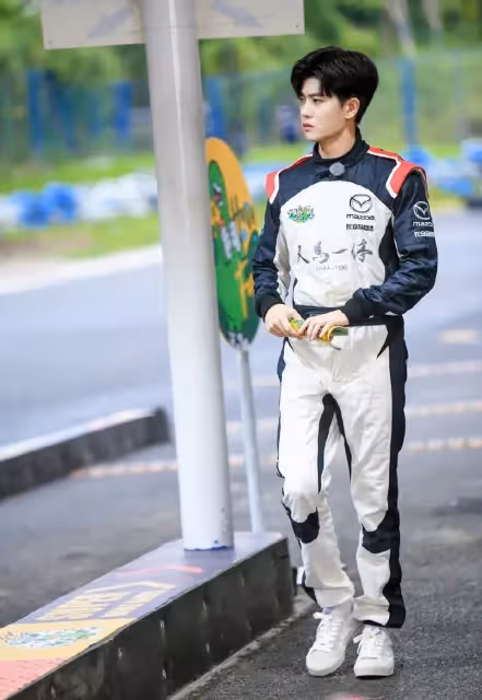 任嘉倫《暮色心約》賽車手造型飯拍路透