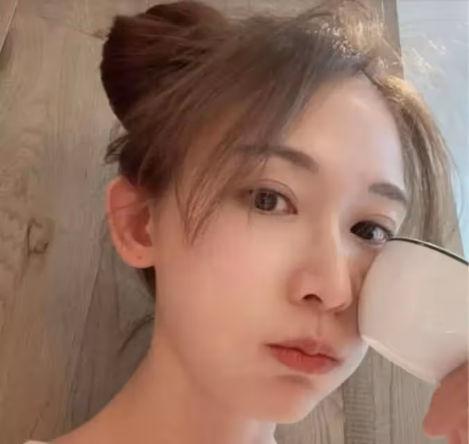 48歲林志玲產後首曬照,神態略顯憔悴,蓬鬆的頭髮和略顯圓潤的下巴,網直呼:不敢認