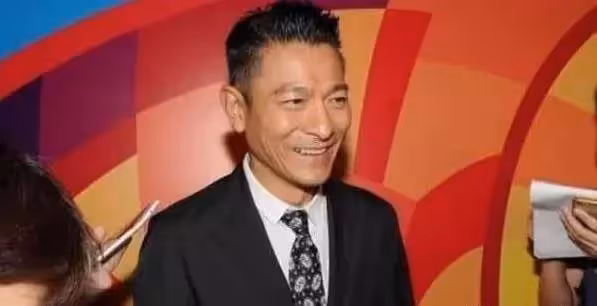 一輩子唱紅兩首歌,卻諷刺劉德華唱功不行!網友:有資格嗎?