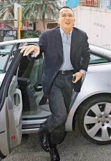 坐擁千億資產,花4千萬把門口公路買下,卻開臺十幾年的老奧迪