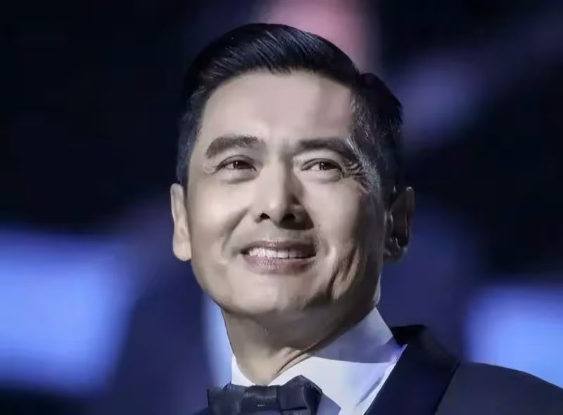 66歲周潤發出門跑步被偶遇,頭髮花白身體依舊健壯,與路人招手被贊親民沒架子