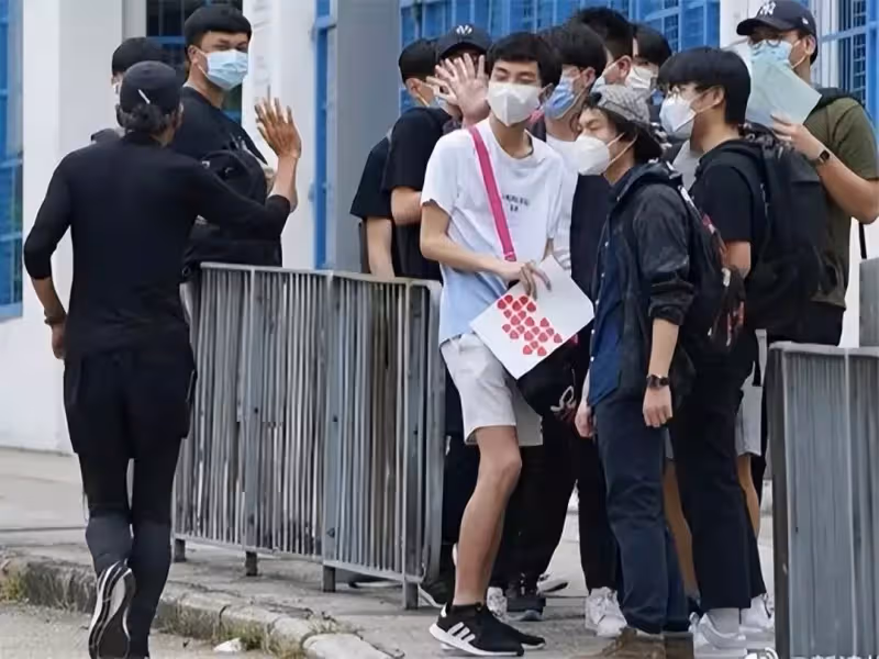 66歲周潤發出門跑步被偶遇,頭髮花白身體依舊健壯,與路人招手被贊親民沒架子