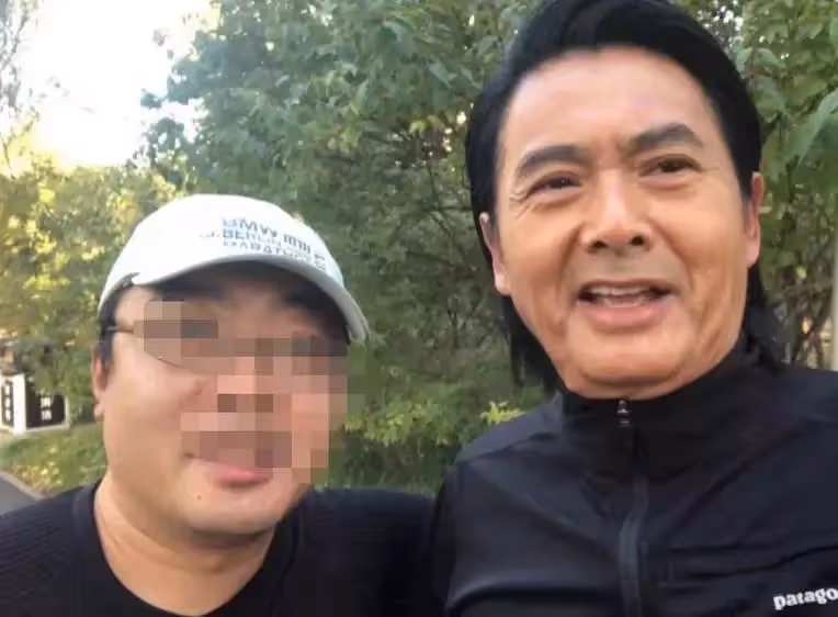 66歲周潤發出門跑步被偶遇,頭髮花白身體依舊健壯,與路人招手被贊親民沒架子