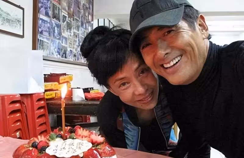 66歲周潤發出門跑步被偶遇,頭髮花白身體依舊健壯,與路人招手被贊親民沒架子