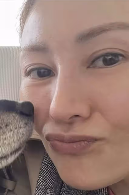 51歲李嘉欣罕曬素顏照，無濾鏡下毛孔粗大法令紋搶鏡，但依然自信