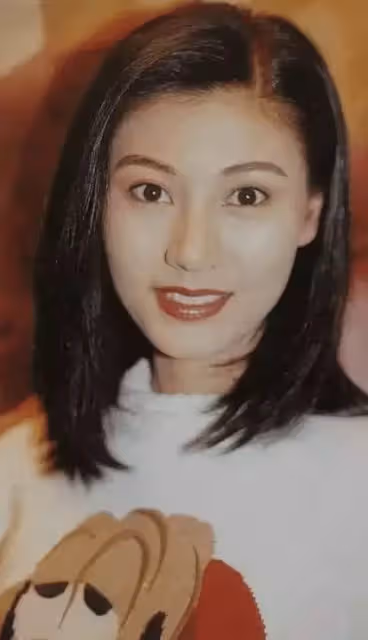 51歲李嘉欣罕曬素顏照,無濾鏡下毛孔粗大法令紋搶鏡,但依然自信