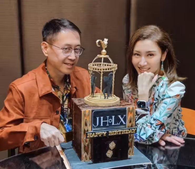 51歲李嘉欣罕曬素顏照,無濾鏡下毛孔粗大法令紋搶鏡,但依然自信