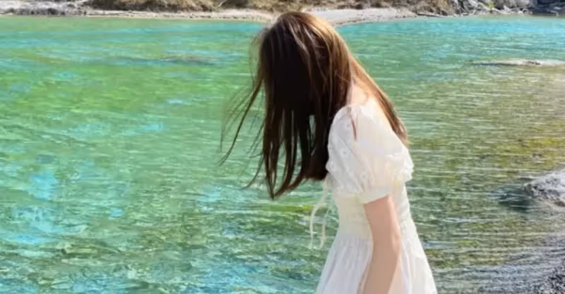 婚禮上被前夫女兒扔雞蛋，婆婆還把前兒媳的婚紗照掛在我們婚房裡