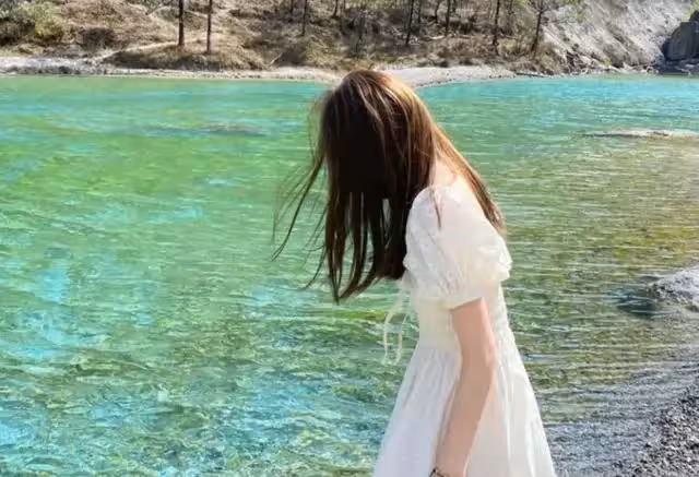 婚禮上被前夫女兒扔雞蛋,婆婆還把前兒媳的婚紗照掛在我們婚房裡