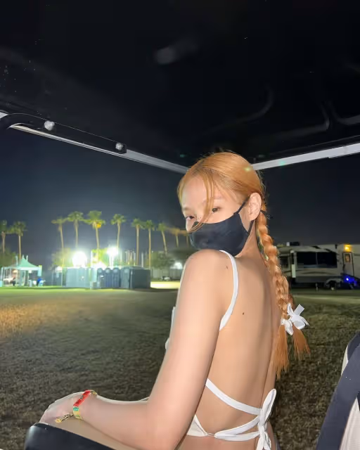 參加科切拉音樂節「大解放」　BLACKPINK Jennie露背裝大秀好身材