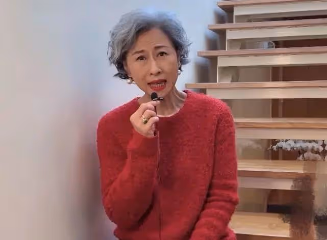 葉倩文優雅老去是真的漂亮，60歲頭髮變白滿臉皺紋，網友：很真實不裝！