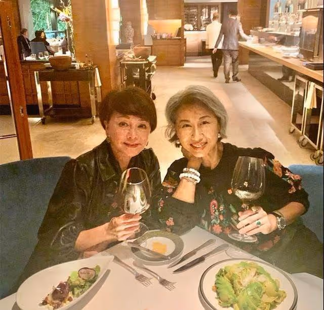 葉倩文優雅老去是真的漂亮，60歲頭髮變白滿臉皺紋，網友：很真實不裝！