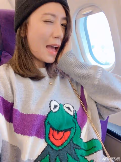 賈靜雯也照騙？大女兒無修圖鏡頭曝光真容，網讃：這才是45歲該有的皮膚狀態！