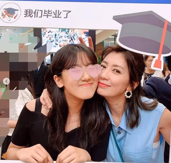 賈靜雯也照騙？大女兒無修圖鏡頭曝光真容，網讃：這才是45歲該有的皮膚狀態！